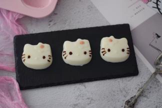 巧克力隔水加热融化，在布丁画出ＫＴ猫的装饰和眼睛、胡子