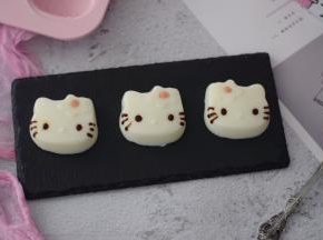 巧克力隔水加热融化，在布丁画出ＫＴ猫的装饰和眼睛、胡子