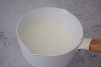 纯牛奶加入白糖，放到炉上小火加热至白糖融化