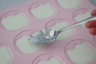 把表面的气泡舀出来