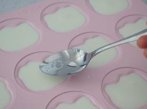 把表面的气泡舀出来