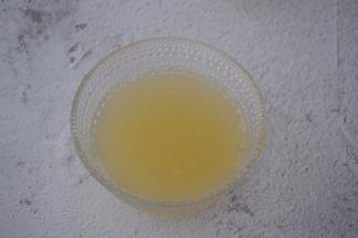 吉利丁粉加入凉开水搅拌至融化备用