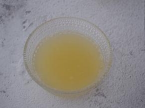 吉利丁粉加入凉开水搅拌至融化备用