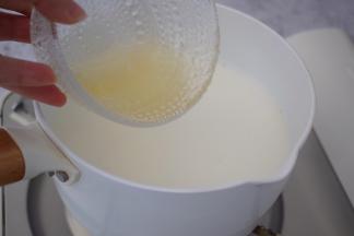 加入吉利丁液，继续小火加热至吉利丁液融化关火