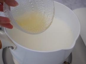 加入吉利丁液，继续小火加热至吉利丁液融化关火