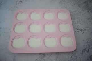 把晾凉的牛奶倒入ＫＴ猫模具中