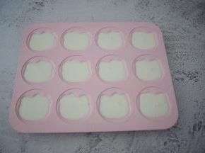 把晾凉的牛奶倒入ＫＴ猫模具中