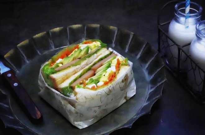 牛油果鸡蛋午餐肉三明治