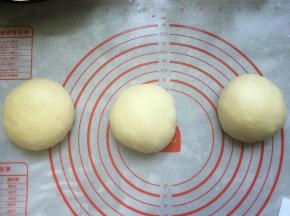 取出发酵好的面团，轻拍排气，然后揉圆，称重后将面团分割成3个均等的小剂子，滚圆后盖上保鲜膜松弛20分钟。