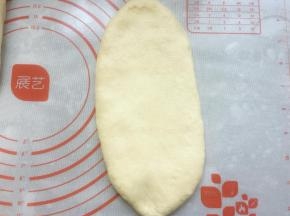 取一个松弛好的面团擀成椭圆形。