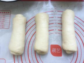 翻面后从上往下卷起，全部卷好后盖上保鲜膜继续松弛10分钟。