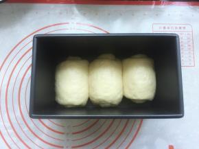 再将松弛好的面团擀开，然后翻过来，从上往下卷起，全部卷好后放入吐司盒，卷卷的方向最好一致，接着放入温度38度，湿度75%的环境下进行最后一次发酵。