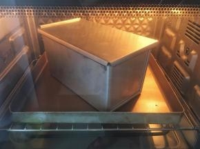 放入预热至170度的烤箱的烤箱中下层，上下火烘烤40分钟左右。