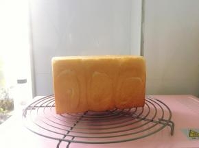 出炉后放在晾网上晾凉。