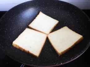 最后将吐司片用平底锅煎香，锅里不需要放油。