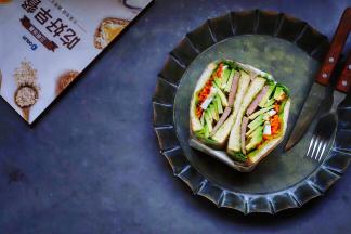 这款三明治颜值爆表，是不是看起来很美味啊？