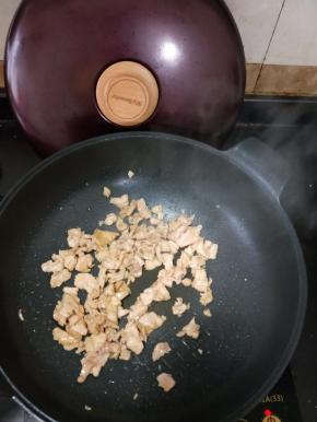 锅烧热放适量食用油，倒入猪肉，快速翻炒至猪肉变色后盛出备用。