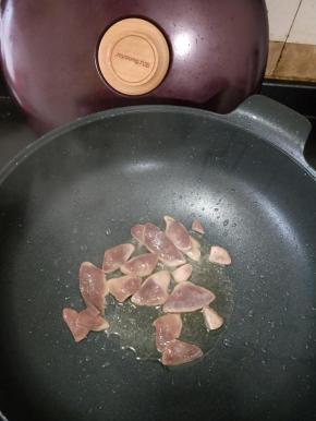 锅洗干净重新烧热，放食用油，然后倒入猪肝，大火快速翻炒。