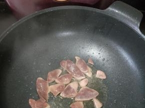 锅洗干净重新烧热，放食用油，然后倒入猪肝，大火快速翻炒。