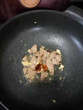 接着加入适量耗油，翻炒均匀。