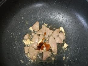 接着加入适量耗油，翻炒均匀。