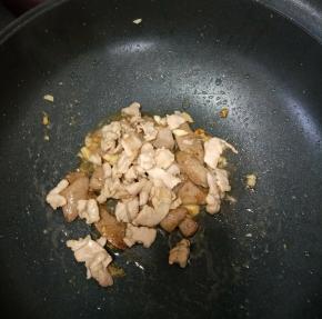 然后倒入猪肉，翻炒均匀。