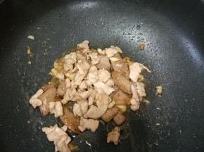 然后倒入猪肉，翻炒均匀。