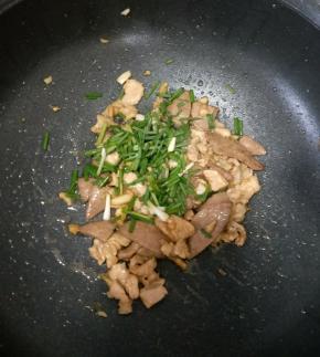 最后放入葱花，继续翻炒均匀即可出锅。