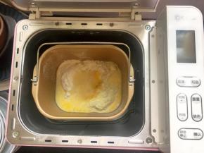 首先将除黄油和酵母以外的所有食材放入面包机里，用筷子搅拌至没有干粉的状态，盖上面包机盖子，静置半个小时。这么做的目的可以使面团更快出膜。