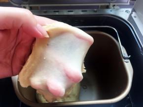 面团静置半个小时后，加入酵母，启动和面程序，揉至15分钟后，面团达到扩展阶段，这时加入软化的黄油继续揉到完全阶段，即面团撑开有韧性，成透明的薄膜状态。