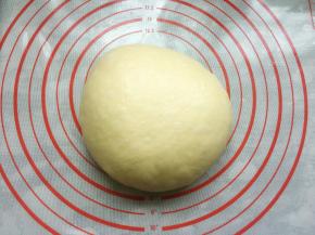 将发酵好的面团取出，轻怕排气并滚圆。