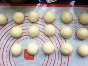 将面团用刮板分成16等份的小剂子，用手揉圆，依次将所有小剂子揉圆。