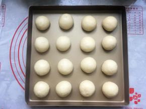 放入烤盘里，隔开一定的距离。