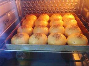 放入预热好的烤箱中下层，180度上下火烘烤15分钟左右。