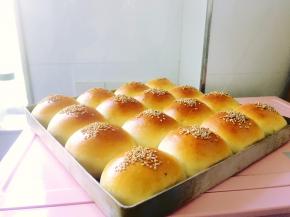 烤至表面金黄即可出炉，出炉的面包立即倒扣在烤网上晾凉，凉透后装入保鲜袋密封保存，如果一时半会吃不完，建议冷冻保存，吃之前用微波炉或者烤箱回炉一下。