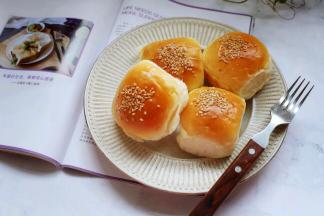 忍不住尝了一个，小餐包色泽金黄、奶香味浓，松软可口，太美味了！