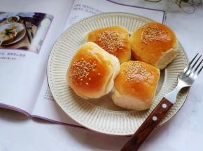 忍不住尝了一个，小餐包色泽金黄、奶香味浓，松软可口，太美味了！