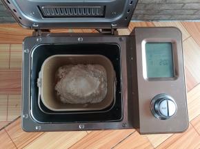 把材料全部放进面包机，启动标准面包程序