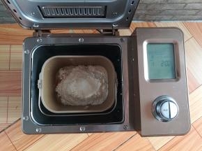 把材料全部放进面包机，启动标准面包程序