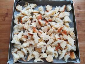 把面包撕碎，放入烤盘里