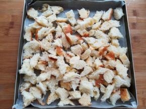 把面包撕碎，放入烤盘里
