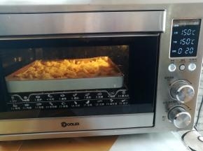 面包碎放入预热好的烤箱中下层，上下火150℃烤20分钟