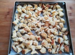 烤到面包有微微发黄，取出放凉