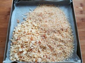 用手或者擀面杖把面包搓碎