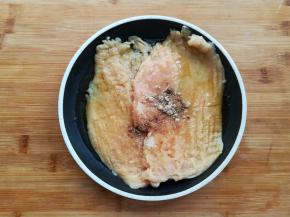 鸡胸肉加胡椒粉、孜然粉和盐、料酒、食用油