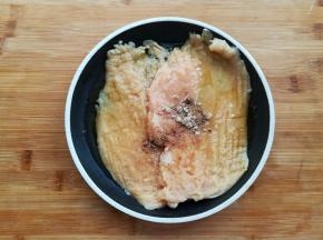 鸡胸肉加胡椒粉、孜然粉和盐、料酒、食用油