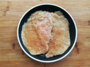 鸡胸肉涂抹均匀腌料，盖上保鲜膜腌制1小时