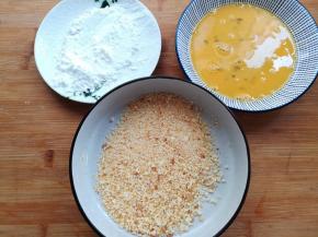 鸡蛋去壳打散，玉米淀粉和面包糠分2次放到碗里，用完一次再放剩下的
