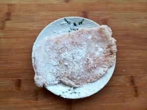 腌好的鸡胸肉放入玉米淀粉里均匀的沾上玉米淀粉