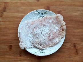 腌好的鸡胸肉放入玉米淀粉里均匀的沾上玉米淀粉